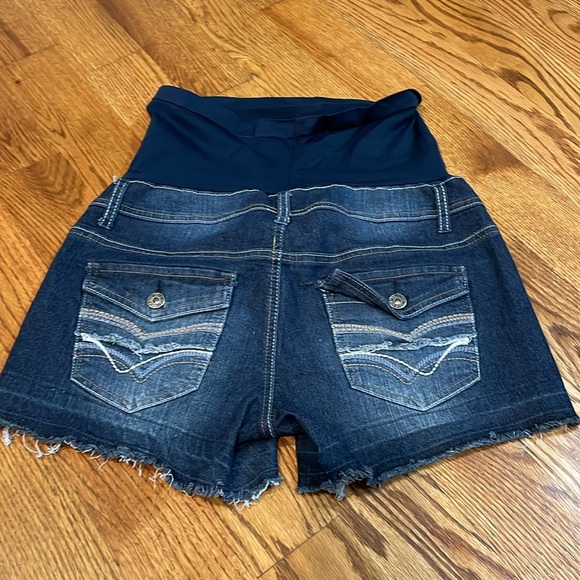 Bella Vida Brand Women’s Maternity Shorts. Size Medium. Excellent Condition. - Picture 4 of 5